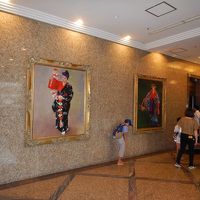 エレベータホールには沖縄の雰囲気ぴったりの絵