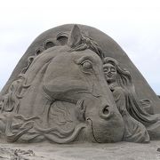 この海岸で7月に行うあさひ砂の彫刻美術展　前衛的な作品が多いが近くに来たら見るとよい