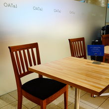 イートインコーナーは狭いです。