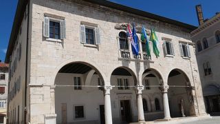 中心部のフォロ広場にあるプーラ市庁舎