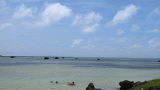 穏やかで子どもでも安心、お店はなし。