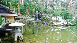滝が流れ込む池