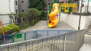 カラフルな遊具