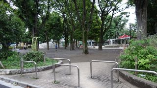 木立が涼しげな地域の公園