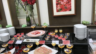 赤がテーマのビュッフェ