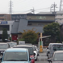 駅、裏口にあります