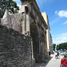 通り沿いに残っている古代ローマ時代の石壁