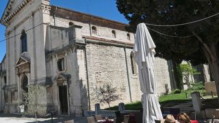 プーラ大聖堂前の小さな広場、サン トマーゾ広場