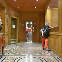 フロント　正面奥にエレベーターあり