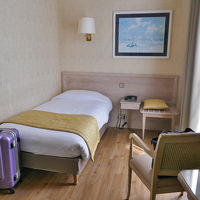 シングルですがスーツケースを広げるスペースはあります