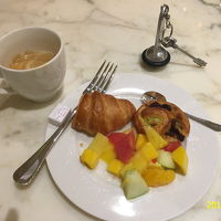 朝食はビュッフェ形式、右上はルームキー