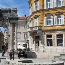 セルギ門から東北に伸びている通りです