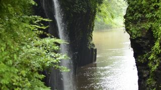 前日の雨で高千穂峡の水は真っ茶色でも神秘的