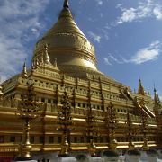 世界遺産バガンを代表する仏塔の一つで、台座の上に黄金の仏塔が建つビルマ式仏塔の建築様式の基礎となりました。