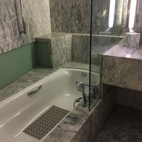 深夜到着のホテルにはバスタブ。大きくてお湯が貯まりにくい