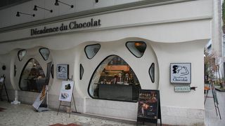 プレミアムショコラのソフトクリームに苺フランボワーズをかけました