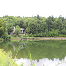 小さな美術館は湖畔にあります。