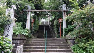 石段を上がると静かに佇む神社が有りました