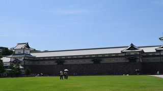 石川門をくぐり、三の丸広場へ。ここから見える、橋爪門続櫓、菱櫓、五十間長屋がきれいです。
