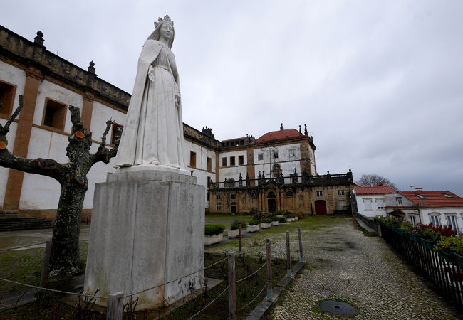 イザベル王妃の像が立つ高台の修道院　荘厳な礼拝堂