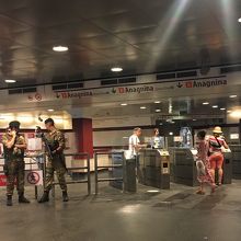 入り口には兵士が立ってるの