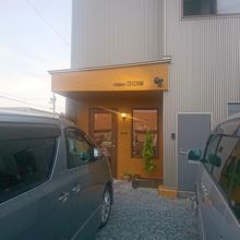 店の前に数台駐車可