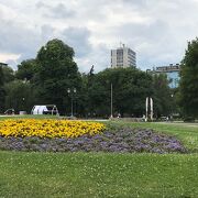 花が綺麗に咲いていて、美しい公園