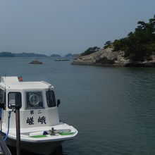 これで海へ出港。奇岩が多いそうです。