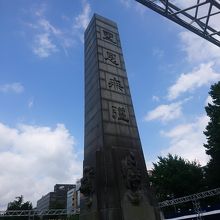 夏場はビールガーデンの会場に囲まれる