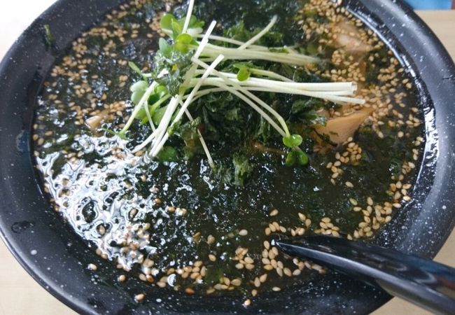 イカスミ麺のブラックラーメン