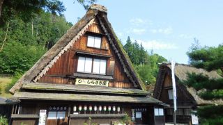 合掌造の家々が移築されている