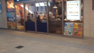 改札を出て正面