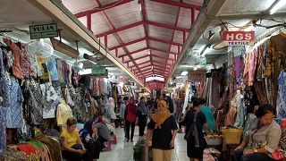 お店がぎっしり並んでます。