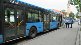 郊外へはバスで。トラムとの乗り継ぎも可。