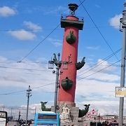独特なデザインの灯台柱