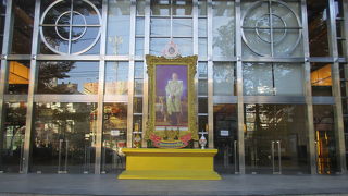 新国王の写真が飾られていました