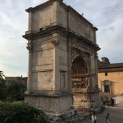 古代ローマの街の跡。コロッセオや丘と一緒に