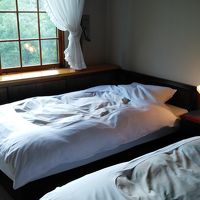 ツインベッドルーム　小さいけどバス&トイレもあります