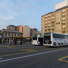 メストレ駅のバスターミナル。白いバスはATVO社のバス