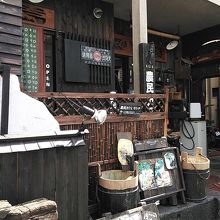 野菜が店の外に飾ってあるのが目印