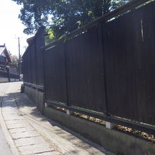 綺麗な黒塀がつづく