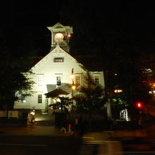 淡い光でライトアップされた時計台