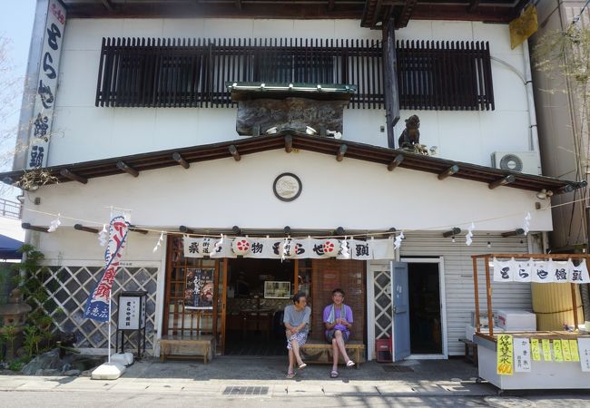 桑名宗社の門前に建つお饅頭屋さん