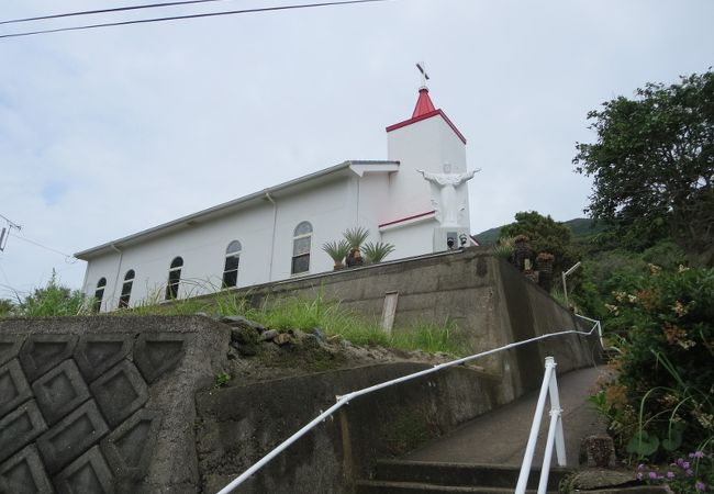 高い所に建っています