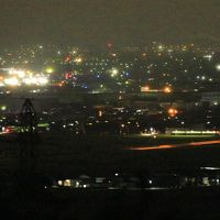 特別室から見た夜景とあいの風とやま鉄道の電車。