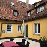 部屋の窓の外はパティオタイプのオープンカフェになっている