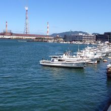 お店の前の海には漁船が…