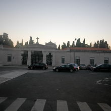 墓地の前で終わる