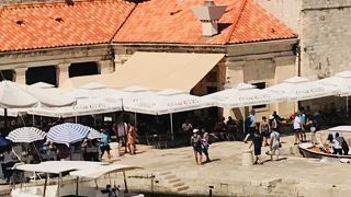 旧港前でいつも賑わうテラス席