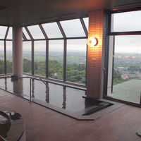 大浴場。窓ガラスが大きく、内湯とは思えないほど良い眺め～